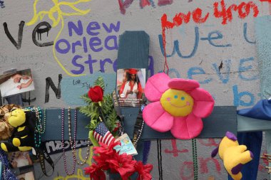 New Orleans Los Angeles 14 Şubat 2025 Anıt Sergisi haçlar ve boncuklar ile Bourbon Caddesi 'nde hediyeler Yeni Yıl Günü 2025 katliamı anısına