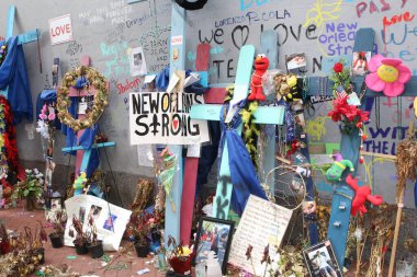 New Orleans Los Angeles 14 Şubat 2025 Anıt Sergisi haçlar ve boncuklar ile Bourbon Caddesi 'nde hediyeler Yeni Yıl Günü 2025 katliamı anısına