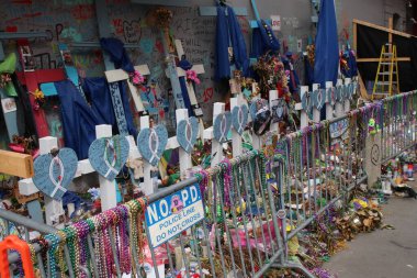 New Orleans Los Angeles 14 Şubat 2025 'te Bourbon Caddesi' nde haçlar ve boncuklar sergilendi.