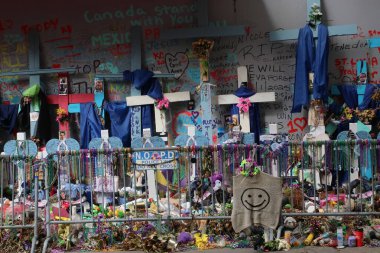 New Orleans Los Angeles 14 Şubat 2025 'te Bourbon Caddesi' nde haçlar ve boncuklar sergilendi.