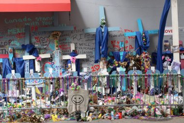 New Orleans Los Angeles 14 Şubat 2025 'te Bourbon Caddesi' nde haçlar ve boncuklar sergilendi.
