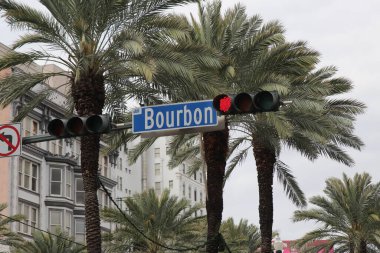 New Orleans Los Angeles 14 Şubat 2025 New Orleans Bourbon Caddesi tabelası Mardi Gras sezonunun şenlikli atmosferi sırasında