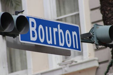New Orleans Los Angeles 14 Şubat 2025 New Orleans Bourbon Caddesi tabelası Mardi Gras sezonunun şenlikli atmosferi sırasında