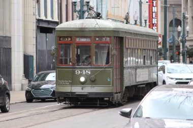 New Orleans Los Angeles 14 Şubat 2025 Canal Caddesi 'nde şehir trafiğinin ortasında tarihi bir tramvay sergileniyor.