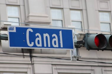 New Orleans 14 Şubat 2025 Mardi Gras sezonunun şenlikli atmosferi sırasında New Orleans 'ta tarihi kanal caddesi tabelası