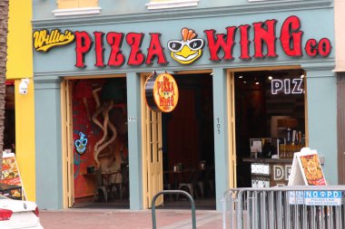 New Orleans 14 Şubat 2025 New Orleans Fransız Mahallesi 'ndeki Willie' s Pizza Wing Co 'da canlı bir akşam yemeği. 