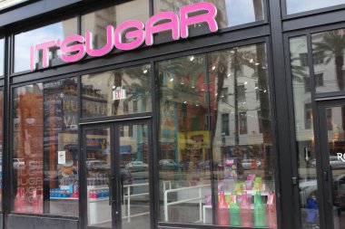 New Orleans Los Angeles 14 Şubat 2025 Sugar Candy mağazası Fransız Mahallesi, New Orleans 'ta canlı şeker ve ikramlar sergiliyor. 
