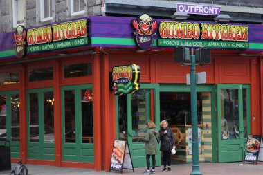 New Orleans Los Angeles 14 Şubat 2025 Renkli Gumbo Kitchen ziyaretçileri New Orleans Canal Street 'te otantik mutfağa davet ediyor. 