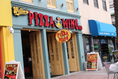 New Orleans 14 Şubat 2025 New Orleans Fransız Mahallesi 'ndeki Willie' s Pizza Wing Co 'da canlı bir akşam yemeği. 