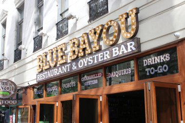 New Orleans Los Angeles 14 Şubat 2025. New Orleans 'taki Mardi Gras kutlamaları sırasında Canal Caddesi' ndeki French Quarter 'da Blue Bayou deniz ürünleri restoranı için imza..