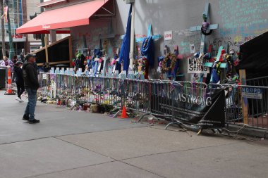 New Orleans Los Angeles 14 Şubat 2025 'te Bourbon Caddesi' nde haçlar ve boncuklar sergilendi.