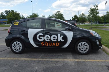 Best Buy İnek Ekibi arabası, Robert Stephens İnek Takımı 'nı kurdu ve 2004' te Best Buy ile ortak bir operasyona başladı.