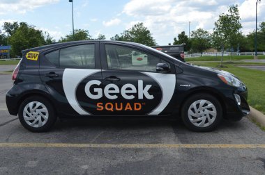 Best Buy İnek Ekibi arabası, Robert Stephens İnek Takımı 'nı kurdu ve 2004' te Best Buy ile ortak bir operasyona başladı.