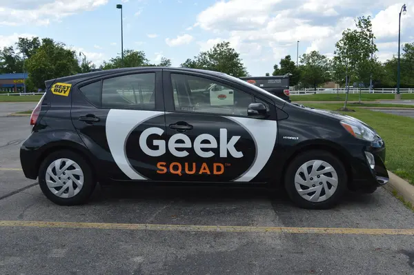 Best Buy İnek Ekibi arabası, Robert Stephens İnek Takımı 'nı kurdu ve 2004' te Best Buy ile ortak bir operasyona başladı.