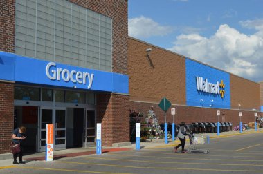 Columbus, OH / USA - 24 Temmuz 2017 Walmart mağazası önü. Walmart Inc., Amerikan perakende şirketi bir hipermarket zinciri, indirim departmanı ve market zinciri işletiyor..