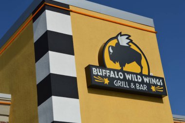 Columbus, OH / USA - 24 Temmuz, Buffalo Wild Wings restoranı. Buffalo Wild Wings Grill & Bar, Amerika Birleşik Devletleri 'nde bir günlük yemek restoranıdır..