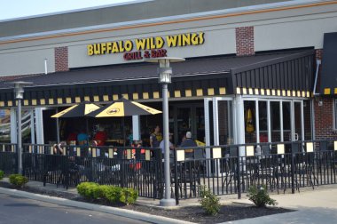 Columbus, OH / USA - 24 Temmuz, Buffalo Wild Wings restoranı. Buffalo Wild Wings Grill & Bar, Amerika Birleşik Devletleri 'nde bir günlük yemek restoranıdır..