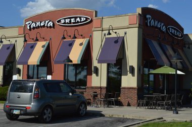 Columbus, OH / USA - 24 Temmuz 2017 Panera Ekmek Lokantası dışı. Panera Bread, Amerika Birleşik Devletleri ve Kanada 'da hızlı gelişigüzel restoranlar zinciri..