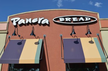 Columbus, OH / USA - 24 Temmuz 2017 Panera Ekmek Lokantası dışı. Panera Bread, Amerika Birleşik Devletleri ve Kanada 'da hızlı gelişigüzel restoranlar zinciri..
