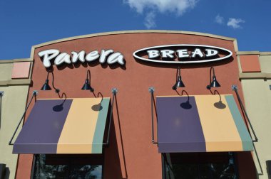 Columbus, OH / USA - 24 Temmuz 2017 Panera Ekmek Lokantası dışı. Panera Bread, Amerika Birleşik Devletleri ve Kanada 'da hızlı gelişigüzel restoranlar zinciri..