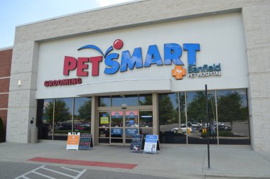 Columbus, OH / USA -24 Temmuz 2017 Dış Görünüm PetSmart mağazası. PetSmart, Inc., evcil hayvan malzemeleri ve hizmetlerinden oluşan bir perakende satış zinciri..