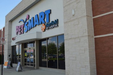 Columbus, OH / USA -24 Temmuz 2017 Dış Görünüm PetSmart mağazası. PetSmart, Inc., evcil hayvan malzemeleri ve hizmetlerinden oluşan bir perakende satış zinciri..