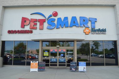 Columbus, OH / USA -24 Temmuz 2017 Dış Görünüm PetSmart mağazası. PetSmart, Inc., evcil hayvan malzemeleri ve hizmetlerinden oluşan bir perakende satış zinciri..