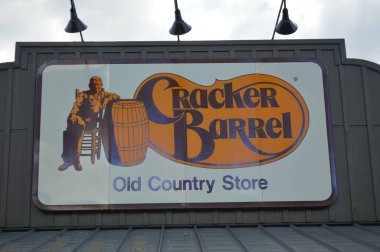 Columbus, OH / USA - 24 Temmuz 2017: Cracker Barrel restoran tabelası ve logosu. Cracker Barrel Old Country Store, Amerika Birleşik Devletleri 'nde bir restoran ve hediyelik eşya mağaza zinciri..