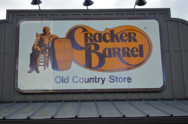 Columbus, OH / USA - 24 Temmuz 2017: Cracker Barrel restoran tabelası ve logosu. Cracker Barrel Old Country Store, Amerika Birleşik Devletleri 'nde bir restoran ve hediyelik eşya mağaza zinciri..