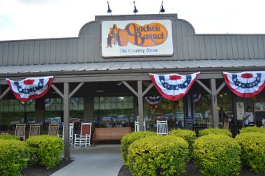 Columbus, OH / USA - 24 Temmuz 2017: Cracker Barrel restoran tabelası ve logosu. Cracker Barrel Old Country Store, Amerika Birleşik Devletleri 'nde bir restoran ve hediyelik eşya mağaza zinciri..