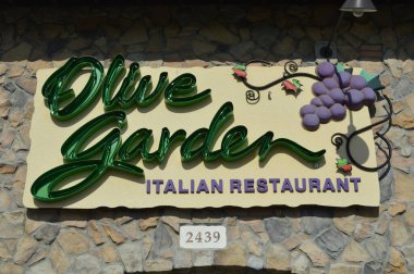 Columbus, OH / USA - 24 Temmuz 2017 Zeytin Bahçesi restoranının dışı Zeytin Bahçesi işareti ve logosunu gösteriyor..