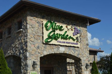 Columbus, OH / USA - 24 Temmuz 2017 Zeytin Bahçesi restoranının dışı Zeytin Bahçesi işareti ve logosunu gösteriyor..