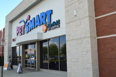 Columbus, OH / USA -24 Temmuz 2017 Dış Görünüm PetSmart mağazası. PetSmart, Inc., evcil hayvan malzemeleri ve hizmetlerinden oluşan bir perakende satış zinciri..