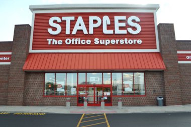 Columbus, OH / USA - 25 Temmuz 2017: Staples Office Superstore. Ofis malzemeleri mağaza zinciri dünya çapında 26 ülkede 2 bin 200 'den fazla mağazaya sahiptir..
