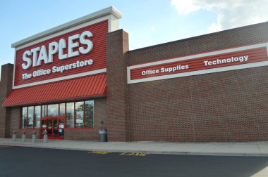 Columbus, OH / USA - 25 Temmuz 2017: Staples Office Superstore. Ofis malzemeleri mağaza zinciri dünya çapında 26 ülkede 2 bin 200 'den fazla mağazaya sahiptir..