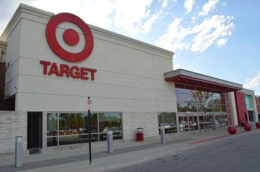 Columbus, OH / USA - 24 Temmuz 2017: Hedef, Lancaster 'da tüketici kıyafetleri, elektronik ürünler, sağlık, güzellik, gıda, bakkaliye ve diğer genel ürünler satan bir Amerikan perakendecisi,.