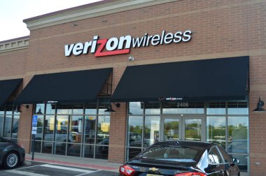 Columbus, OH / USA - 24 Temmuz 2017 Verizon Kablosuz Perakende Mağazası. Verizon Telsiz, Verizon İletişim A.Ş. 'nin bir yan kuruluşudur..