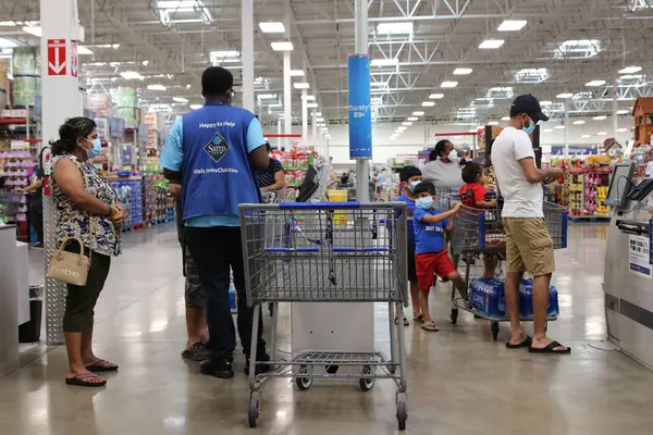 Lexington KY 22 Ocak 2024 Yerel bakkallarda Suşi çeşitleri.