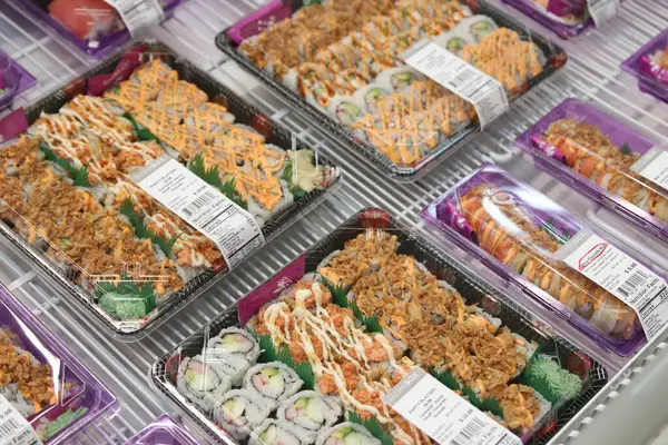 Lexington KY 22 Ocak 2024 Yerel bakkallarda Suşi çeşitleri.