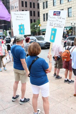 Protestocular 12 Haziran 2025 'te demokrasi ve toplum haklarını savunmak için Columbus Eyalet Meclisi' nde toplandılar.