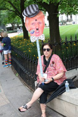 12 Haziran 2025 'te Columbus Devlet Bahçesi' nde siyasi mesajı destekleyen imzalı bir protestocu