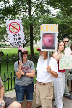 Protestocular, 12 Haziran 2025 'te Columbus Devlet Sarayı' nda halk hakları ve anayasal konuları savunan Kralsız Çim Eylemi 'nde toplandılar.