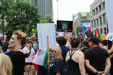 Protestocular 12 Haziran 2025 'te çeşitli sosyal ve siyasi konuları savunmak üzere Columbus Devlet Binası' nda toplandılar.