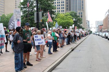 12 Haziran 2025 'te Columbus Eyalet Binası' nda yapılan protesto eylemlerinde değişiklik çağrısı