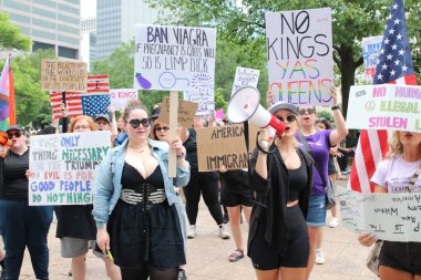 Protestocular, sosyal adalet ve eşitliği savunmak amacıyla 12 Haziran 2025 'te Columbus State House Lawn' da toplandılar.