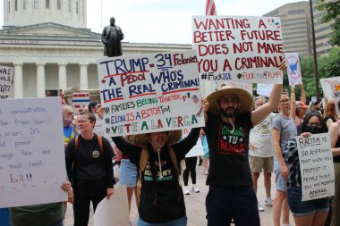 Protestocular, 12 Haziran 2025 'te Columbus Devlet Bahçesi' nde adalet ve hesap verme talebiyle birleşiyor.