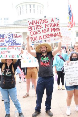 12 Haziran 2025 'te Columbus Devlet Bahçesi' nde faşizme ve monarşiye karşı protesto