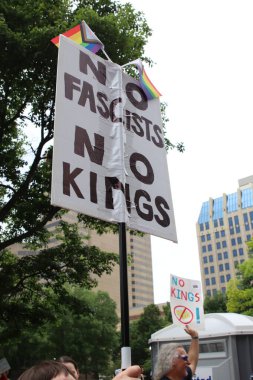 12 Haziran 2025 'te Columbus Devlet Bahçesi' nde faşizme ve monarşiye karşı protesto