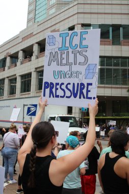 12 Haziran 2025 'te Columbus Eyalet Bahçesi' nde Göçmenlik Politikası değişikliklerini savunan protesto gösterisi.