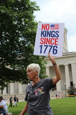 12 Haziran 2025 'te Columbus State House Lawn' da, demokratik değerleri ve tarihi farkındalığı savunan Kralsız Eylemci..